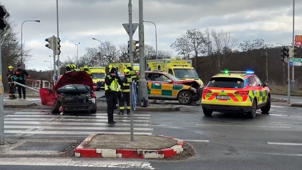 Čtyři zranění po nehodě záchranky s osobním vozem v Praze